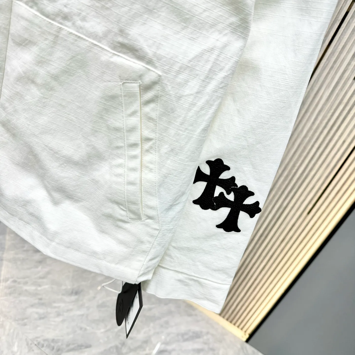 🅿️410 CH Croxin is first launched on the official website. It is rarely available through trade channels and overseas high-quality products are sold in limited quantities. An example of a classic jacket product, the trademark with dark patterns all over the body highlights the brand recognition. This jacket is both warm and lightweight. The latest model is launched in the same style at the counter. The ultra-authentic upper body instantly transforms into an oppa. The simple and fashionable three-dimensional tailoring has unique craftsmanship. The upper body effect is excellent and shows a confident temperament. In addition to daily leisure, it can also be worn for outdoor sports. It is also a good choice for travel. It is relaxed and casual and shows a masculine temperament. Color: Black Size: S/M/L/Xl/XXl